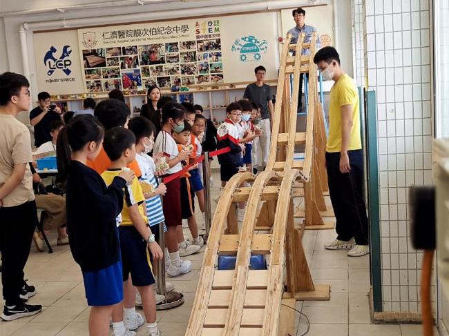 一群人站在室内
描述已自动生成