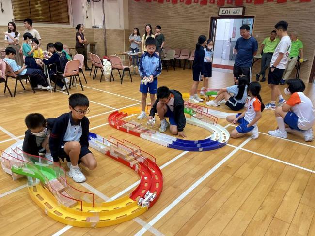 一群小孩正在玩耍
中度可信度描述已自动生成