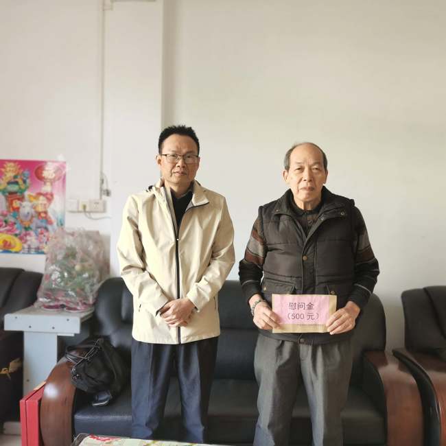 市科协党组书记到退休老干部何三友家中慰问 市科协党组书记到退休老干部何三友家中慰问