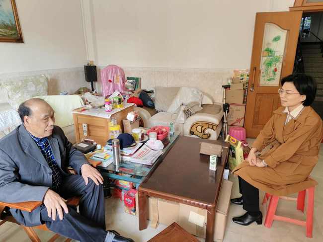 市科协主席姜树勤到退休干部谭开结家中慰问