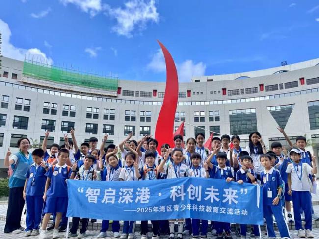 一群人站在蓝色壁报板前拍照

AI 生成的内容可能不正确。