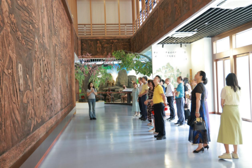 市老科协会员参观湛江中医药博物馆