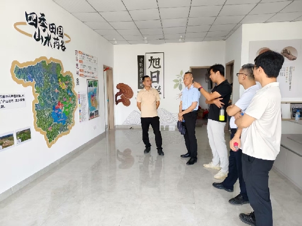 听取基地介绍