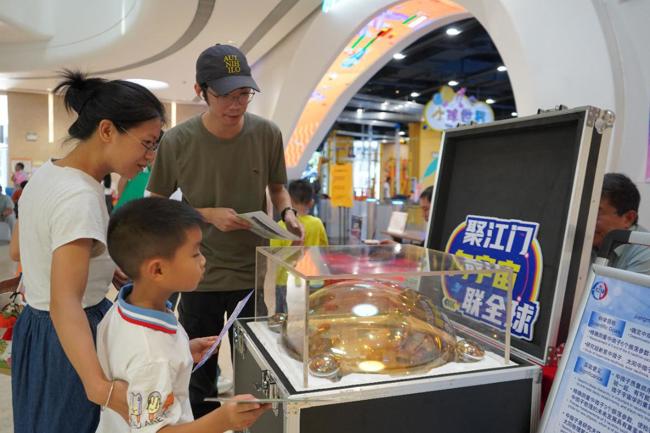 工作人员介绍中微子实验运行原理