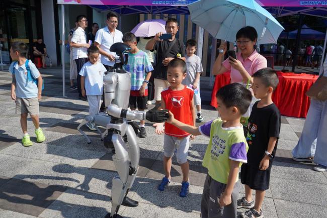 机器人与小朋友友好互动